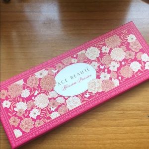 Ace Beaute eyeshadow palette